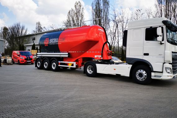 OMEPS cementes tartálypótkocsi átadás a Bácska-Logistik Kft-nél