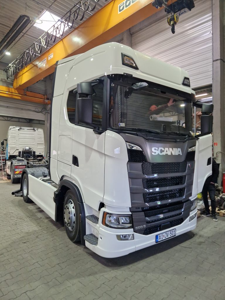 Scania nyergesvontató a PFS ercsi műhelycsarnokában, híddaru alatt