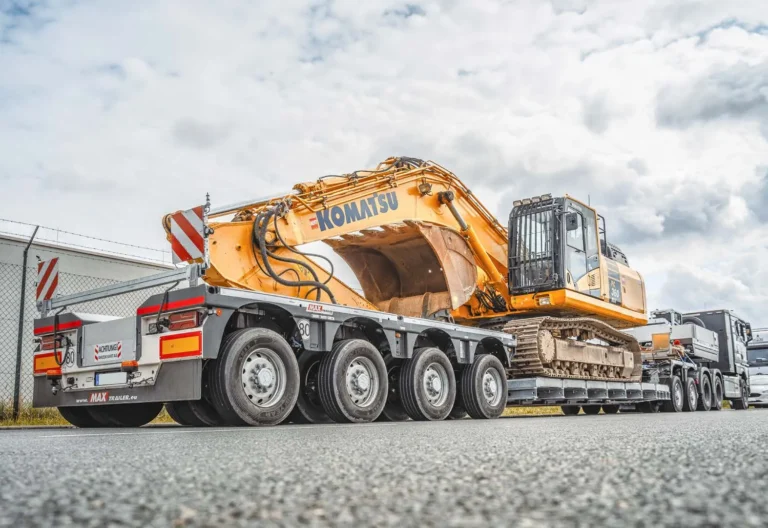 Komatsu kotrógép MAX Trailer by Faymonville félpótkocsin