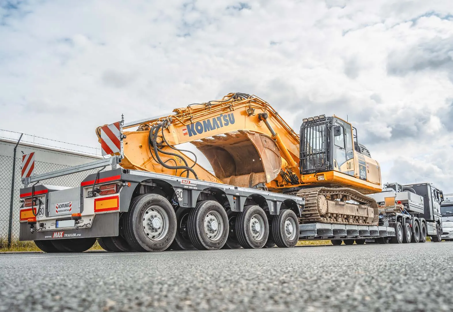 Komatsu lánctalpas kotrógép MAX Trailer by Faymonville mélybölcsős félpótkocsin